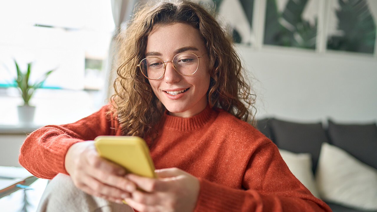 Jeune femme utilisant un smartphone